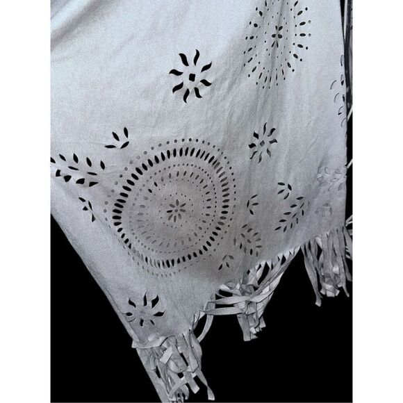 GOOD CONDITION WOMEN Chicos Bone colored shawl with intricate cut out designs an - Picture 3 of 13